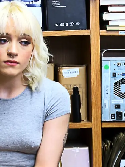 White girl dicked by a guard when she’s caught