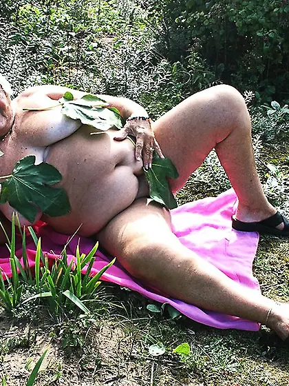 Mature hottie displays naked