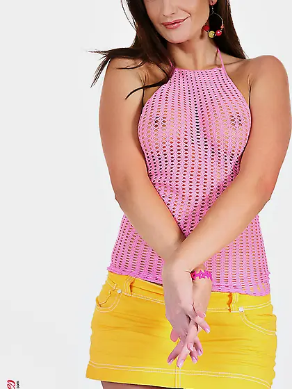 Cute teen gal Sandra Shine takes off her pink top and shows her