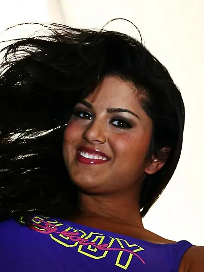 Sunny Leone takes her sexy black pantyhose off and fingers her h