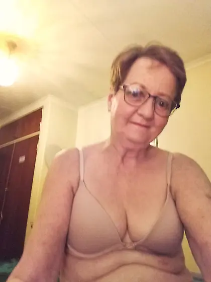 Lynette Granny 72 yo