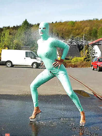 Hotrubberbabe Samantha in green spandex