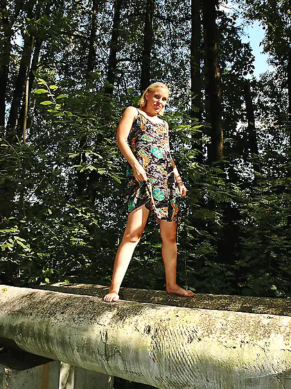 Teen blonde pissing outdoor on tubes