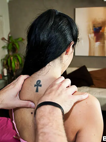 A tense,  good looking babe relaxes while sucking her masseurs lo