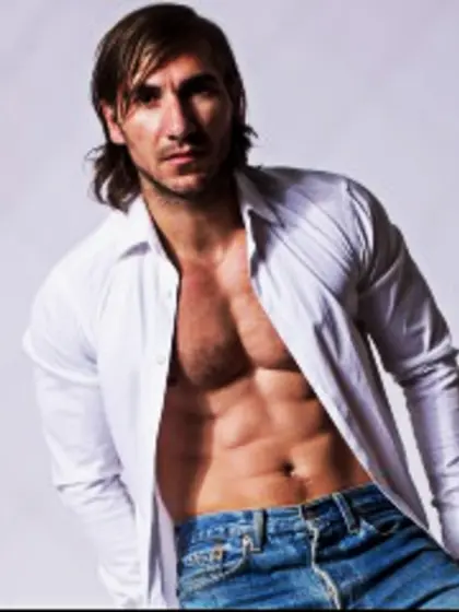 28 yo brunette Alessandro20Cm.