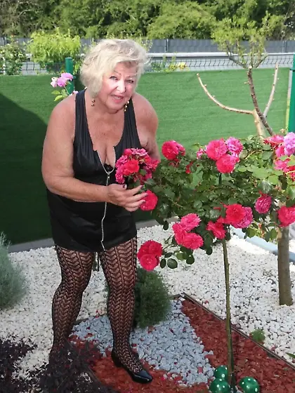GRANNY MATURE SLUT MILFS