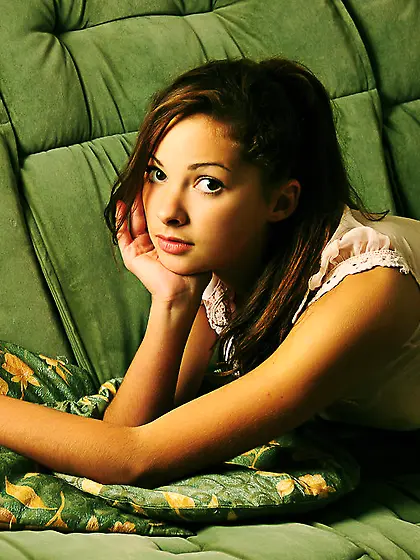 Alisa A spreads her sexy long legs and shows us her trimmed hung