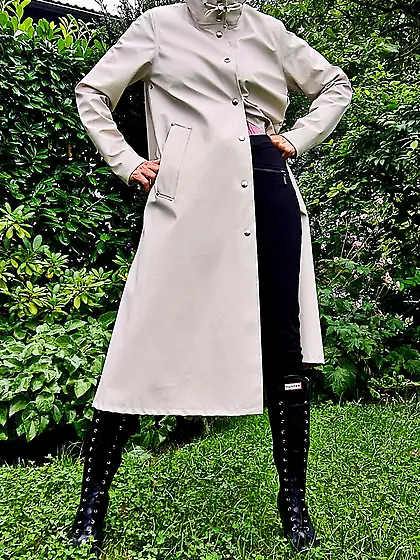 Rubbernurse Agnes: rubber raincoat with hood