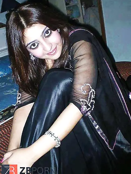 Pakistani and Indian College And School Femmes Photos