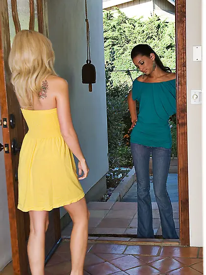 Georgia Jones uses blue dildo and her tongue giving pleasure to