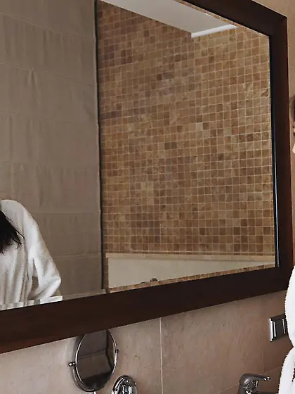 Perfect brunette babe Anita E takes a dip in the bath and gets h