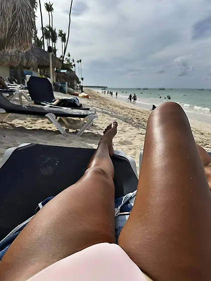 Grace sexy non-nude chick beautiful feet/face/legs