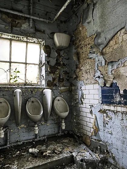 dirty, bulge, urinal, toilet, toilets, stinking, smelly,