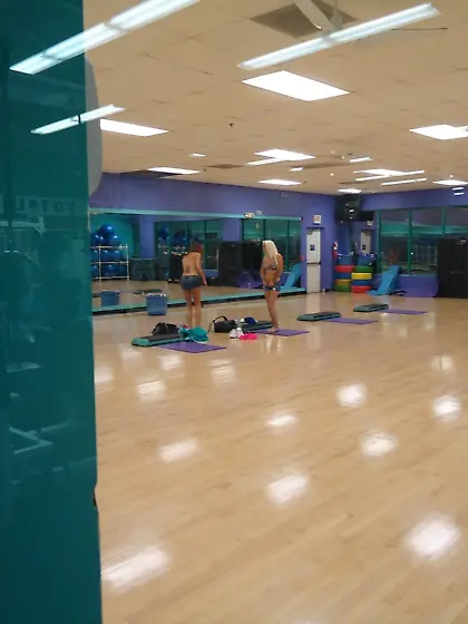 Tramp stamp brunette does splits while face-sitting in a hardcor