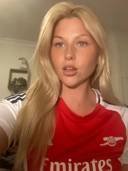 kelly mirrorposing 020. jpg