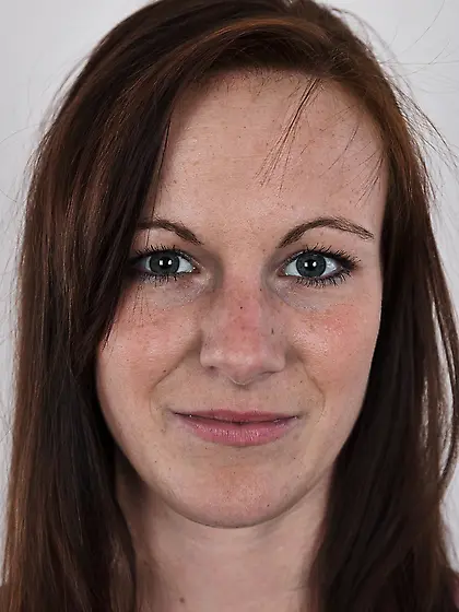 Photographer set the camera and took pics of model with natural