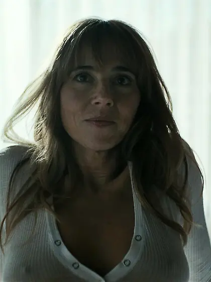 Linda Cardellini in DTF