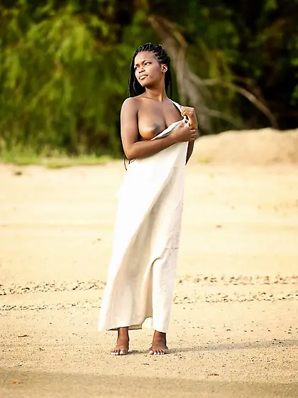 Ebony beauty takes all of her clothes off in a hot solo gallery