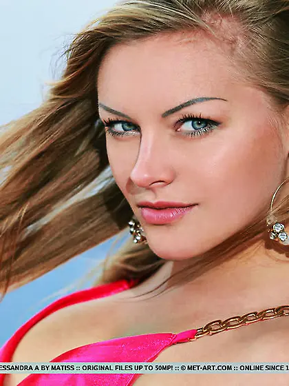 Sexy beach princess puts