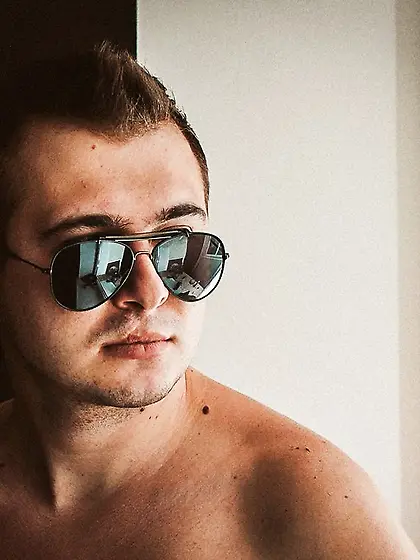 White gay Kirton2 like to smoking and roleplay