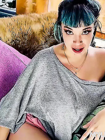 Short-haired MYLF Little Puck gets her trimmed pussy plowed