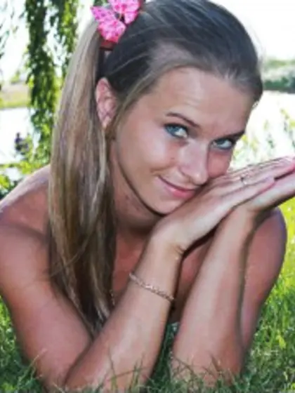 Blonde 00alinamalina perform dancing