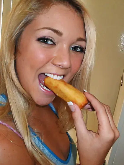 Teen blonde Jessie Andrews with tiny tits and smooth pussy gets