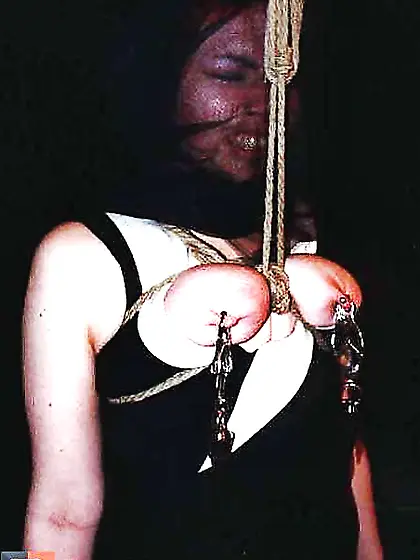 Frauen an den Titten aufgehangen