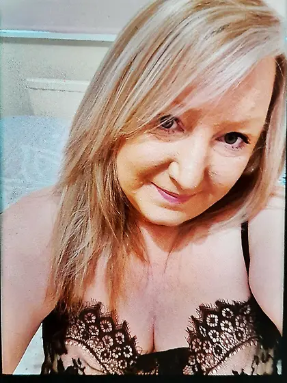 Slutty mum shows off her lingerie