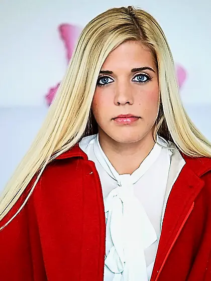 Female knows how to derive pleasure from posing on camera with h