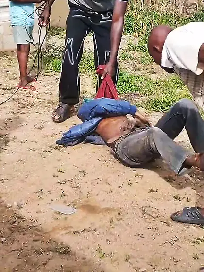 Lynché à mort dans sa doudoune bleu