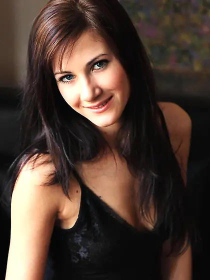 Smiling pantieless chick Lauren Lace is performing extra hot sha