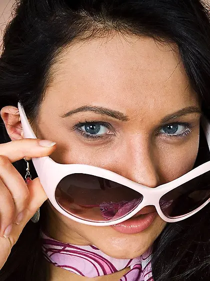 Brunette milf in sunglasses Victoria Sin pleasing the pussy with