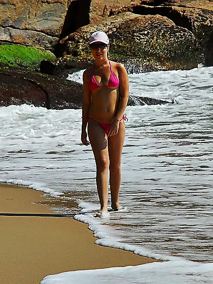 Smoking hot brunette babe Kelly Della Riva strisp outdoors and w