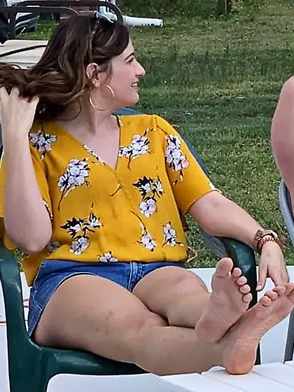 Grace sexy non-nude chick beautiful feet/face/legs