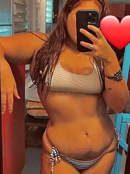 Thick Laura Itzel in bikini