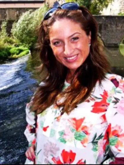 Brunette kosmynna perform dancing