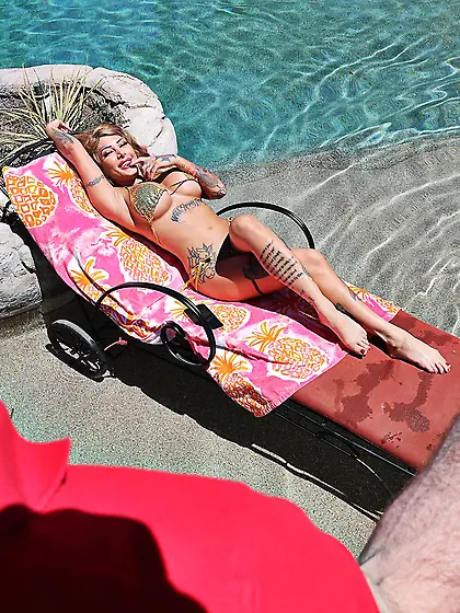 Kitana Montana pleases lucky dude by the pool