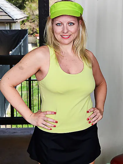 American saggy tits pink panties