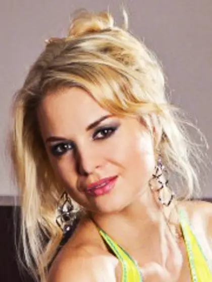 30 yo blonde Mila willing to perform: Dancing.