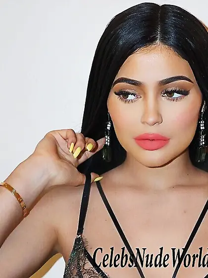 Kylie Jenner Promising Hot Pictures Tomorrow
