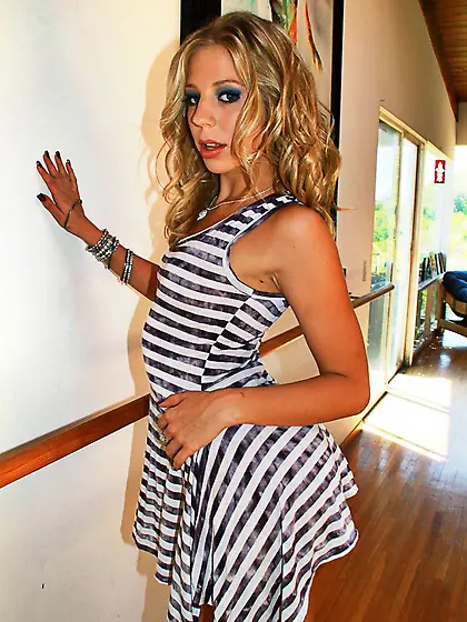 Nasty blonde chick Chastity Lynn demonstrating the shaved holes