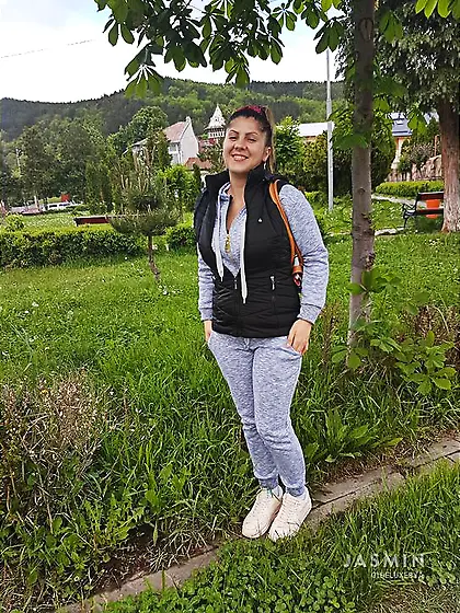 Straight brown eyes girl