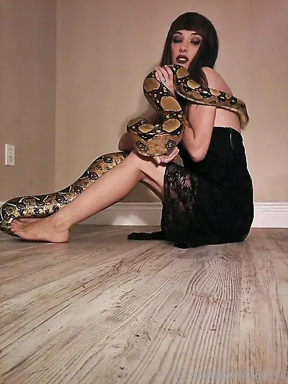 Miss Violet Free Photos