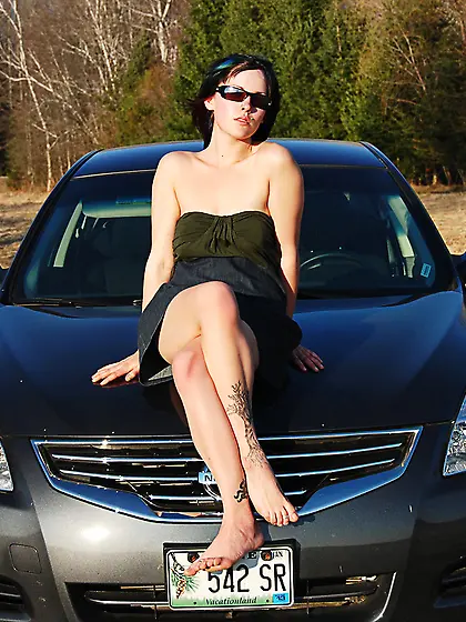 She rubs her cooch outdoors to squirt heavily