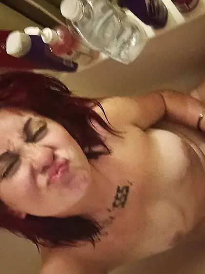 Lil slut sends nudes for money