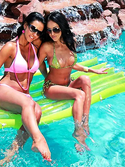 Stunning divas bikinis lez