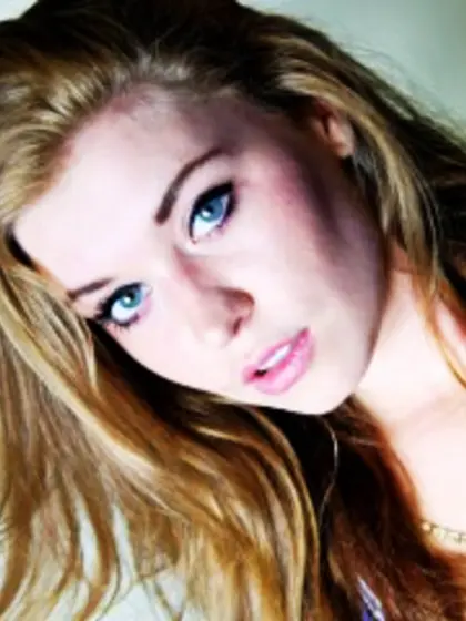 Blonde livebella perform dancing