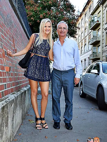 Tall sexy chick spreads