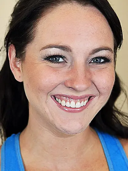 Masturbating drop-dead brunette bitch